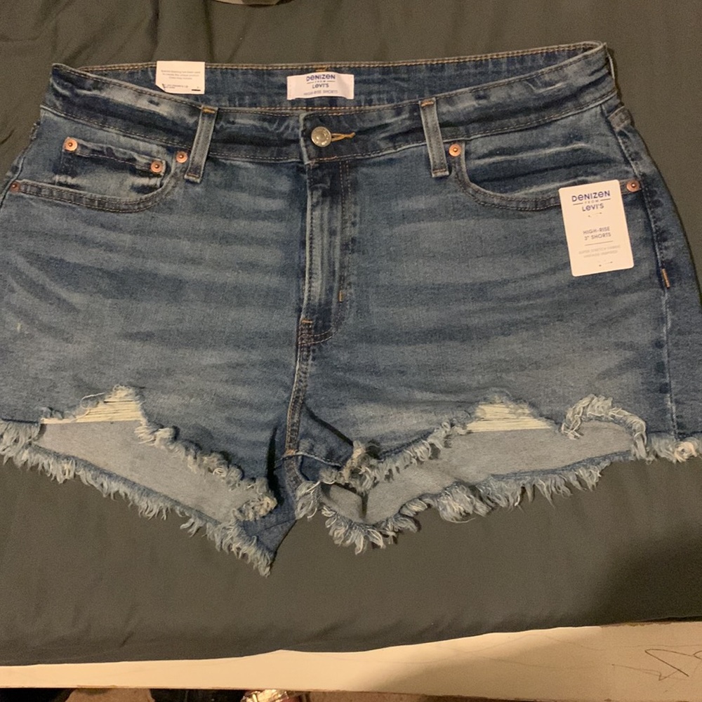 Levi’s 3 inch High Rise Denizen jean shorts. Never worn, tags still attached.